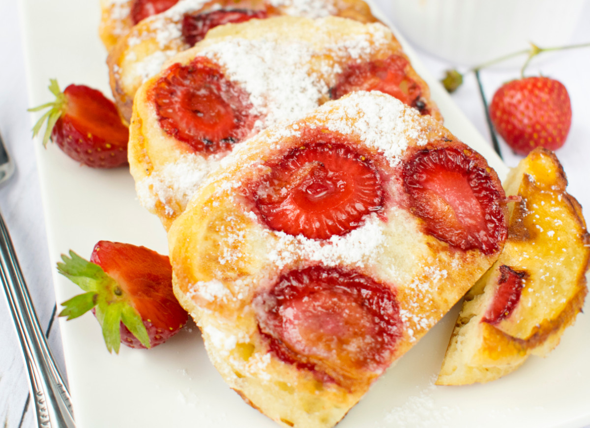 placki z jogurtu greckiego z truskawkami