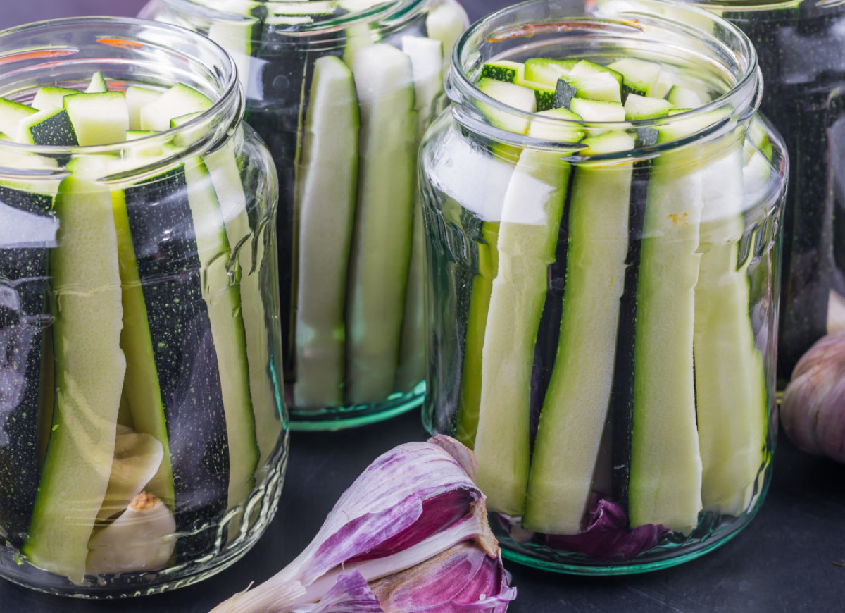 cukinia w słupkach w zalewie