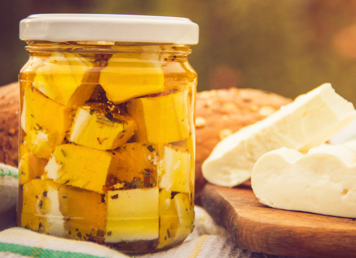 marynowany ser w słoiku