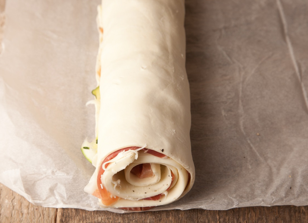 rolada z ciasta francuskiego i cukinii