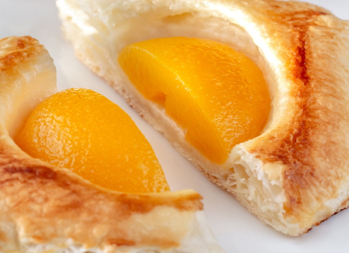 ciasto francuskie z brzoskwiniami