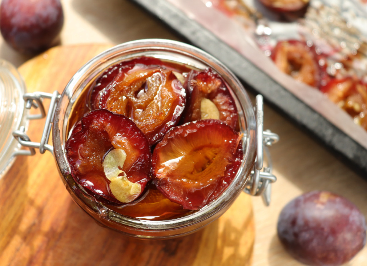 śliwki do słoika z czosnkiem