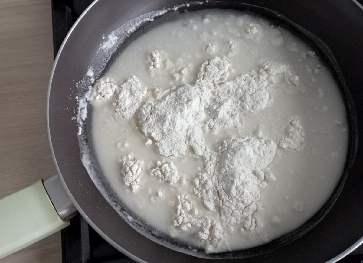 mąka na patelni