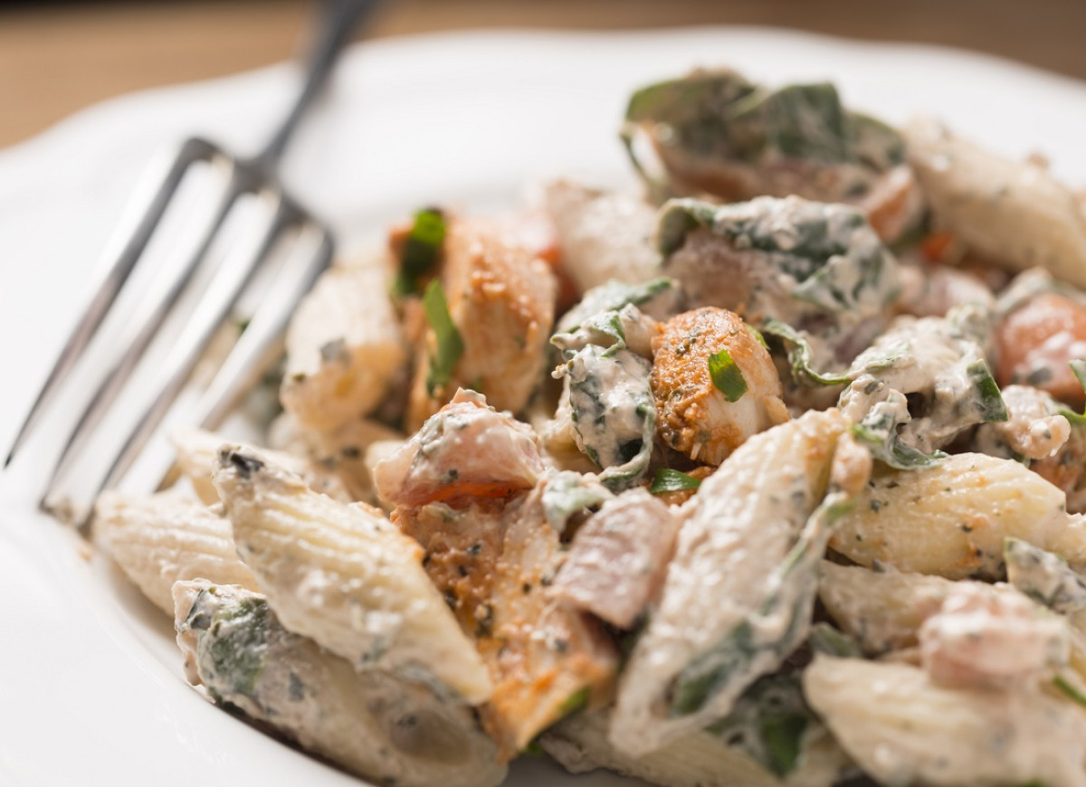 sałatka z makaronem i kurczakiem