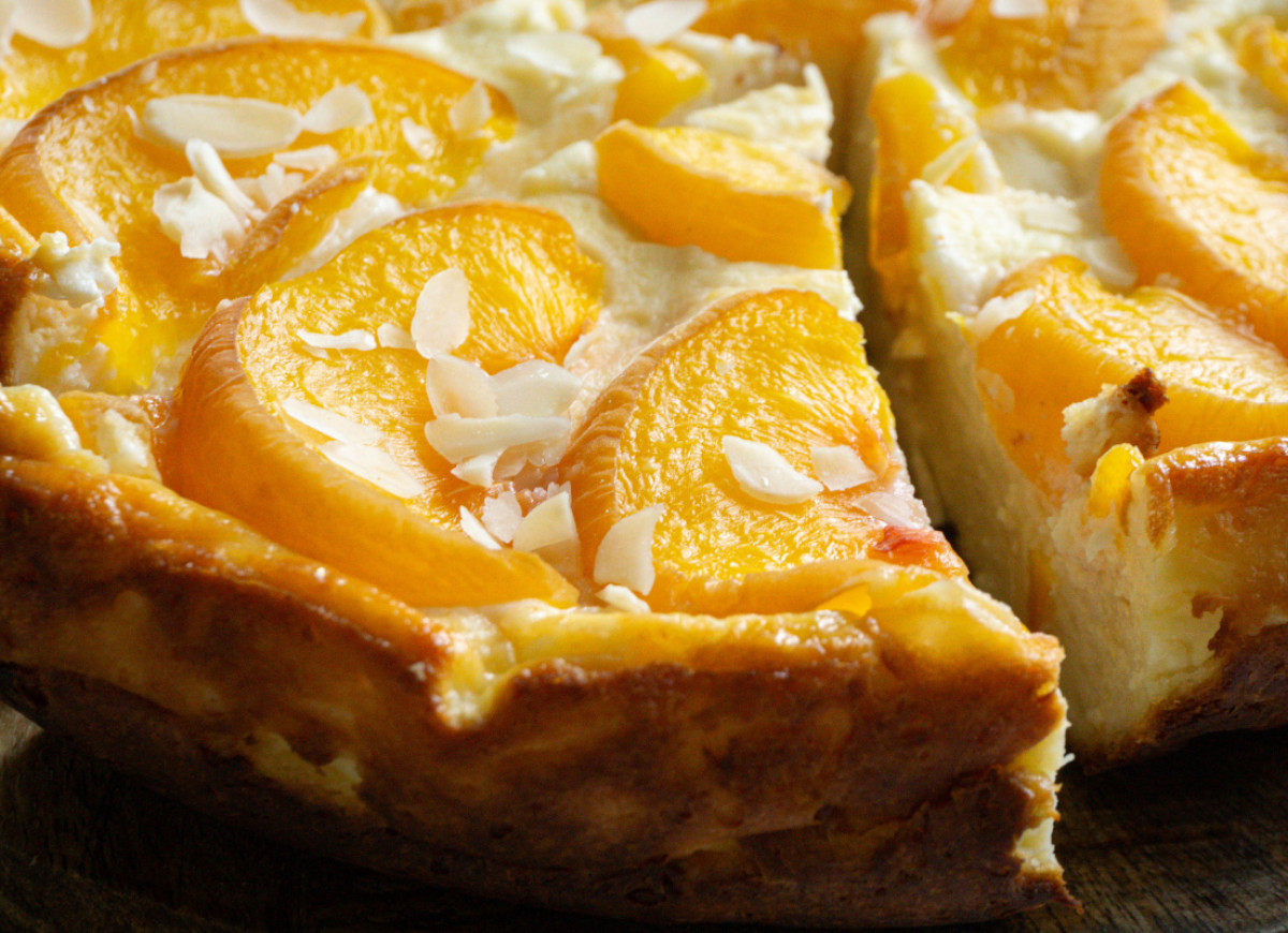 Szybki sernik z brzoskwiniami