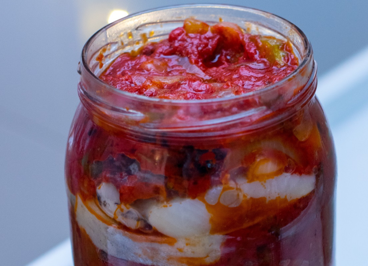 śledzie w sosie pomidorowym