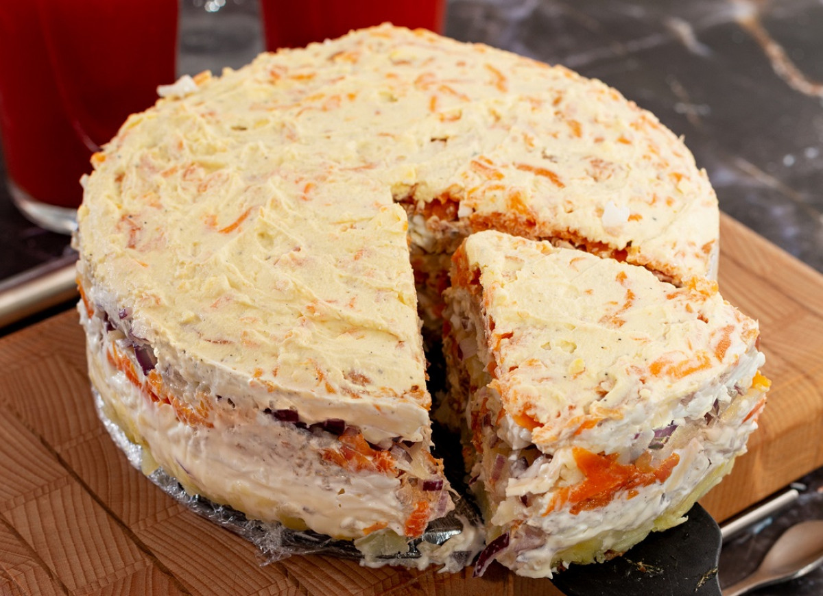 tort z sałatki jarzynowej