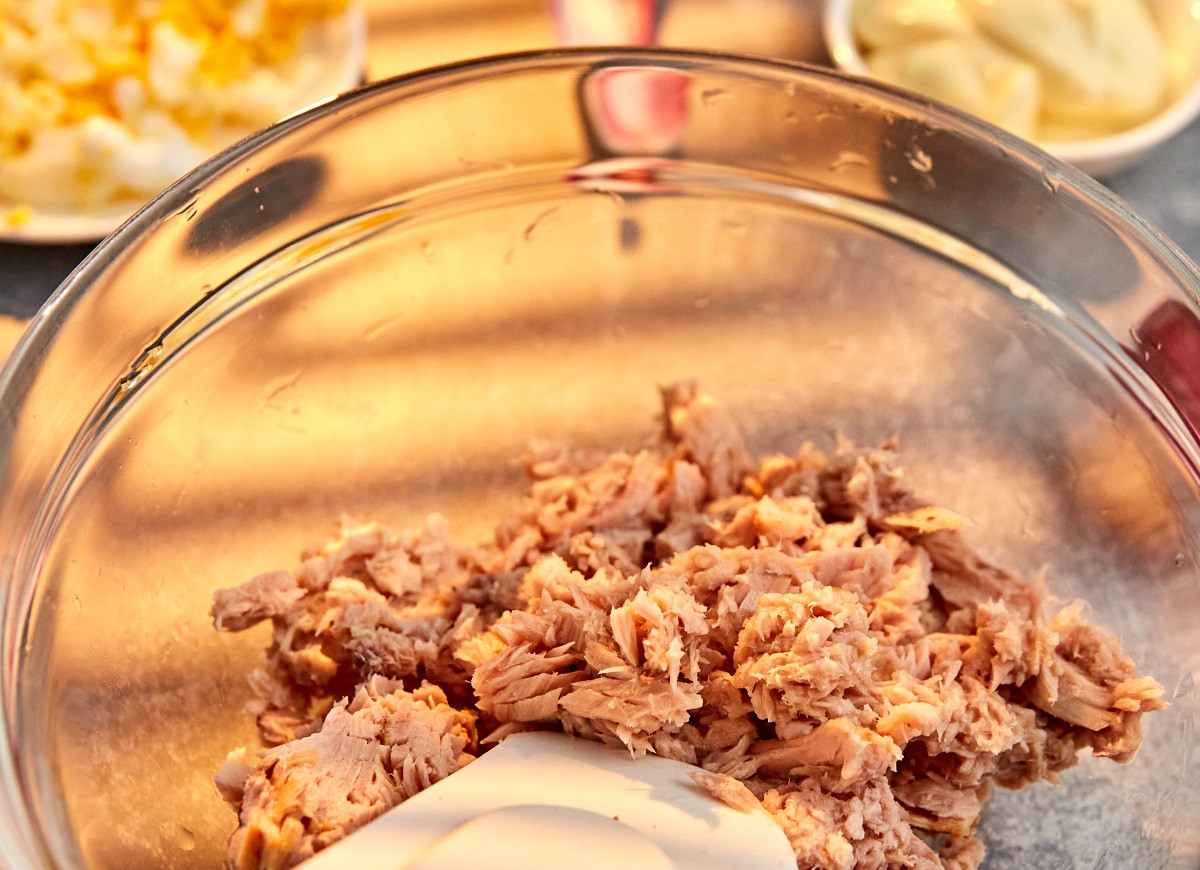 sałatka warstwowa z tuńczyka