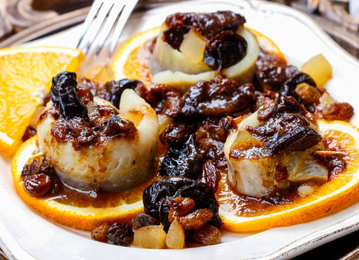 śledzie na pomarańczach