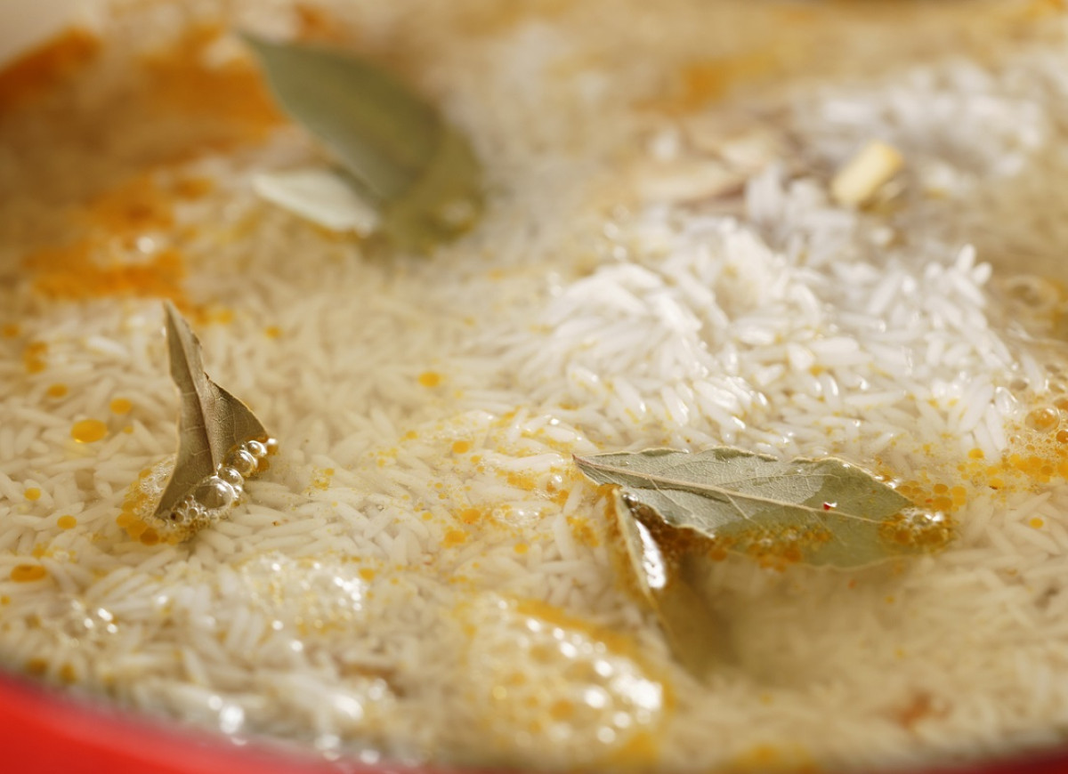 gotowanie ryżu z liściem laurowym