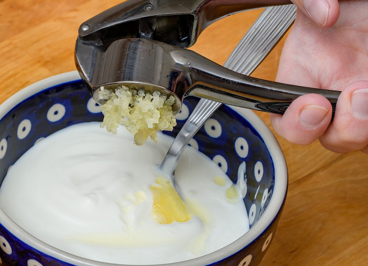 domowy sos czosnkowy