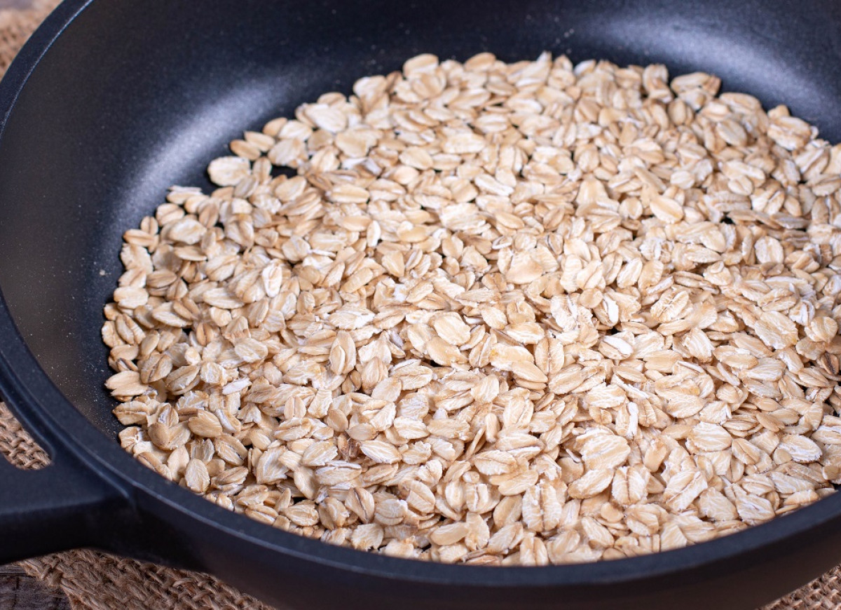 płatki owsiane na patelni