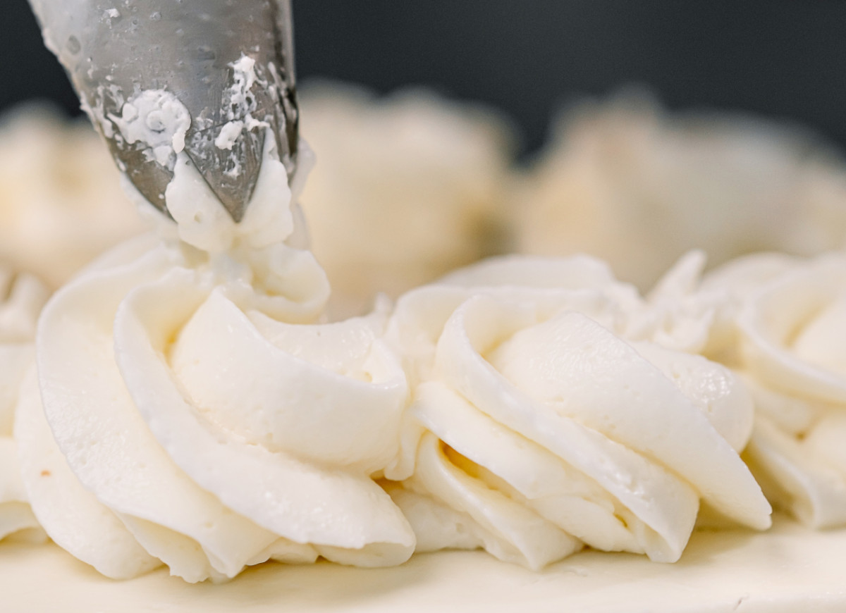 biały krem do tortu