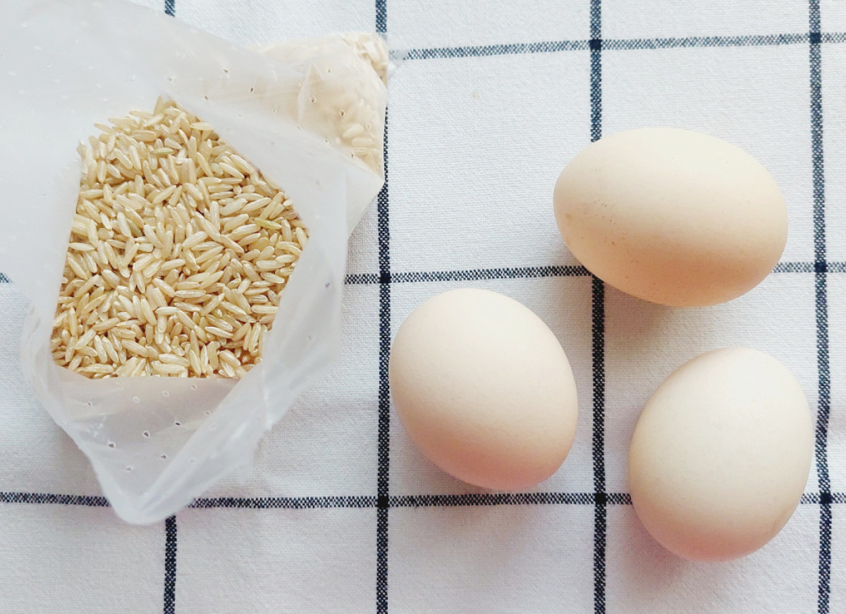 farbowanie jajek ryżem