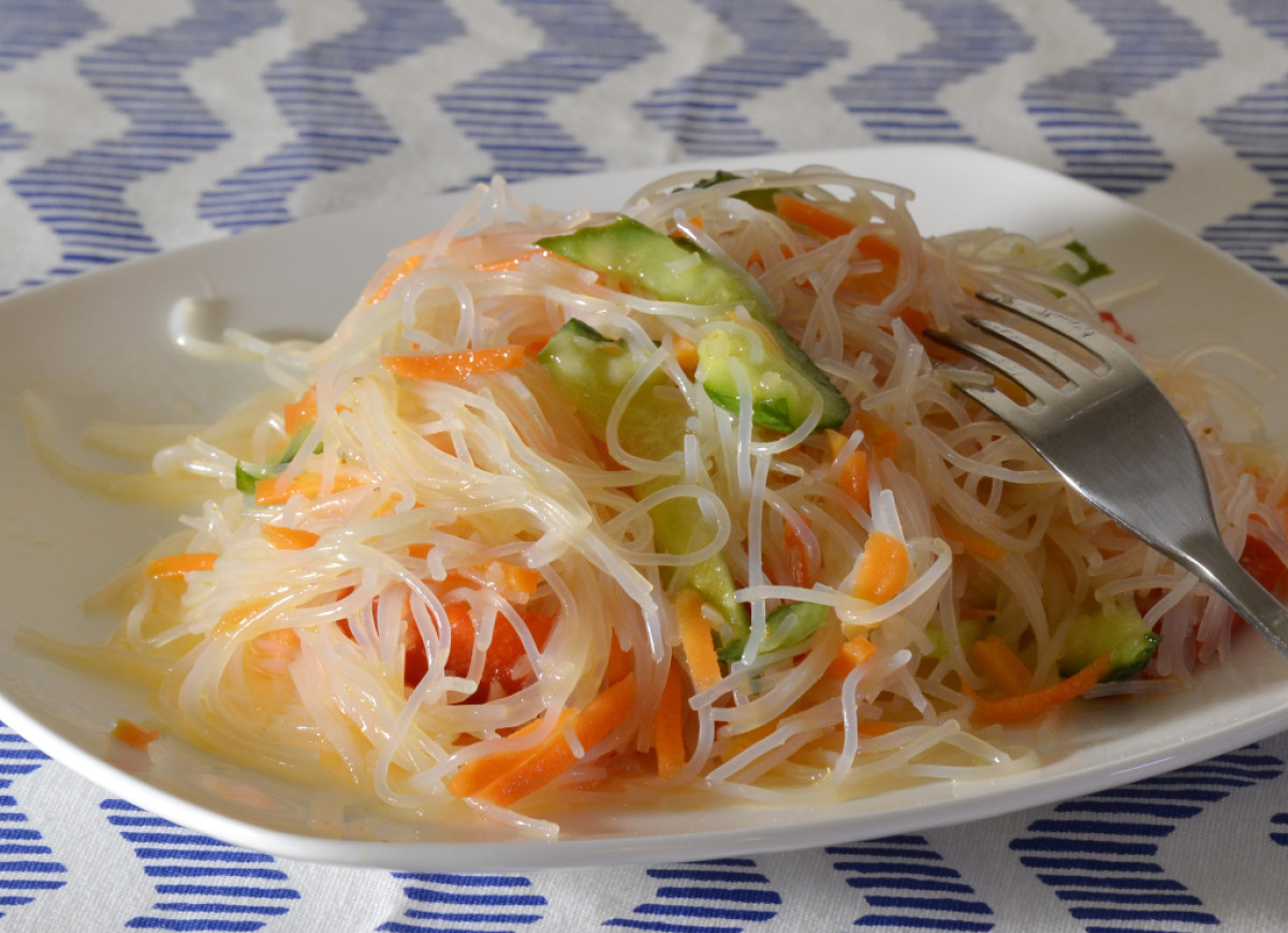 sałatka z makaronem ryżowym