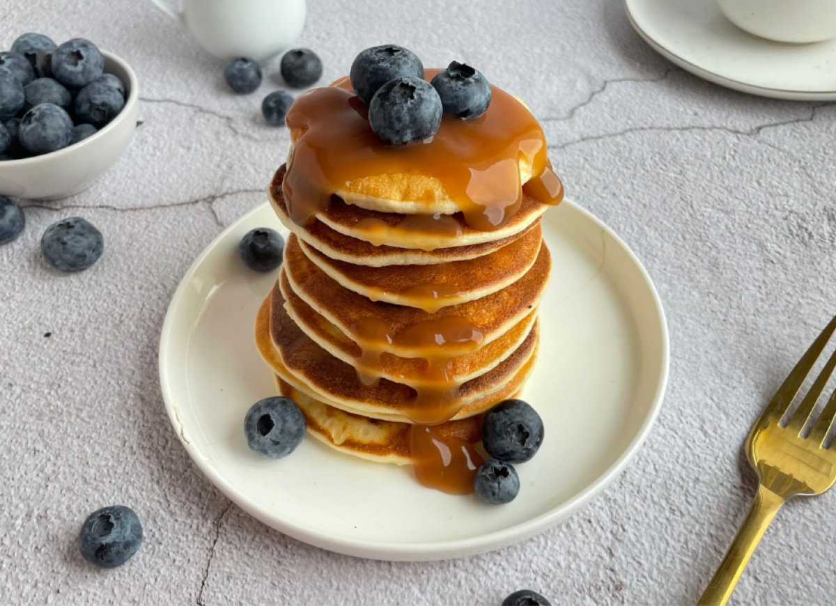twarogowe pancakes bez cukru z sosem i borówkami