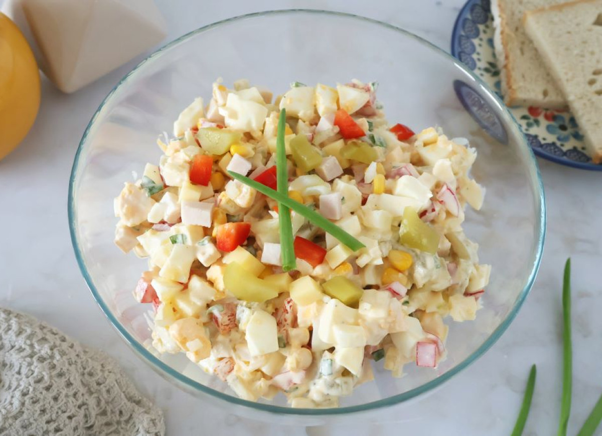 sałatka z szynką i serem