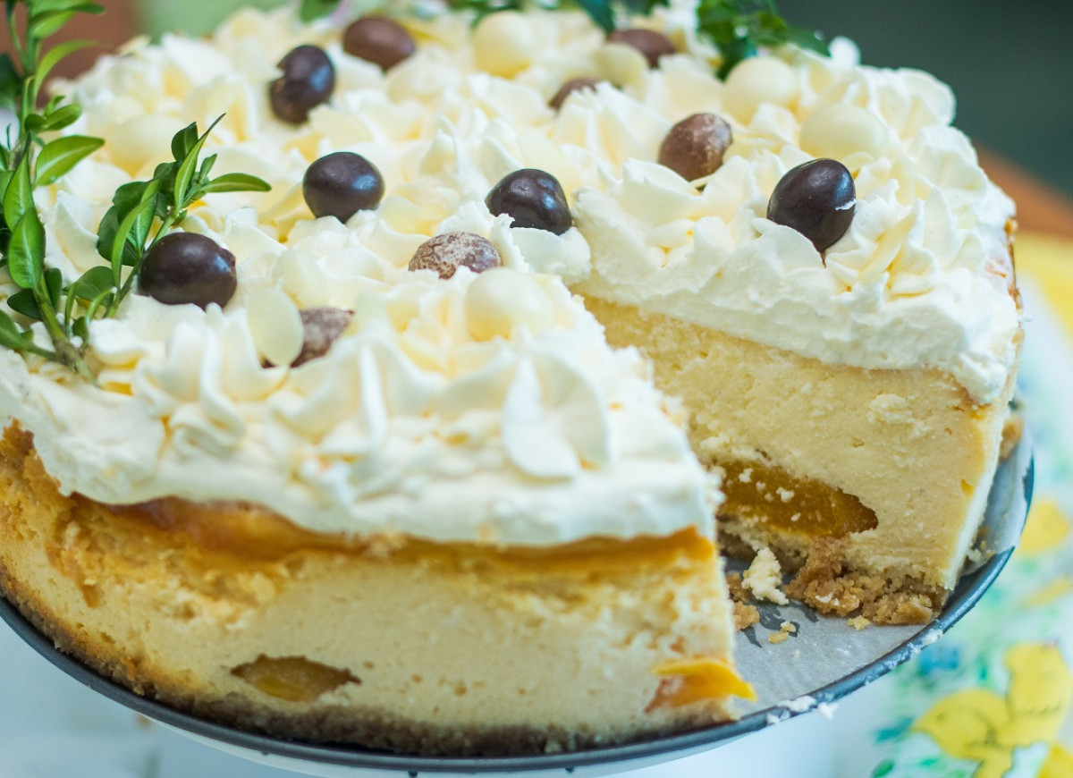 sernik z brzoskwiniami