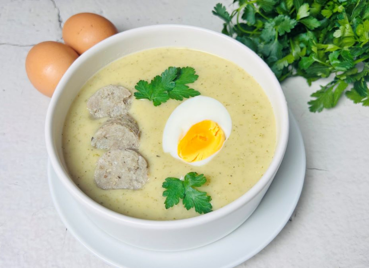 zupa chrzanowa z białą kiełbasą i jajkiem