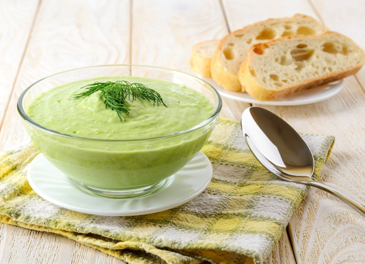 chłodnik z awokado i ogórków małosolnych