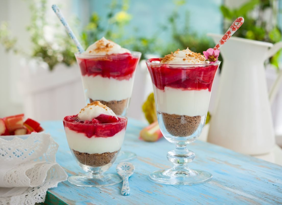 deser z rabarbarem z bitą śmietaną