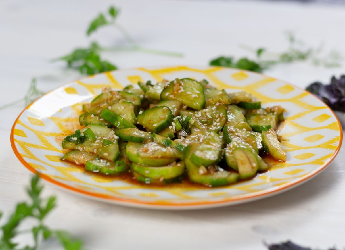 ogórki na ciepło z sezamem