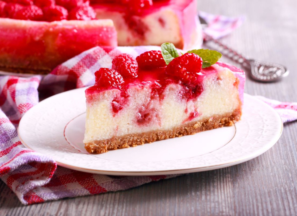 sernik na zimno z mrożonymi malinami