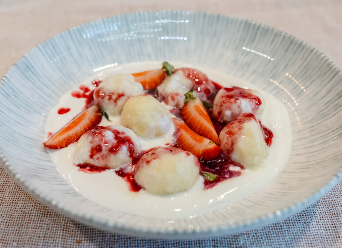 kluski z truskawkami i kremem