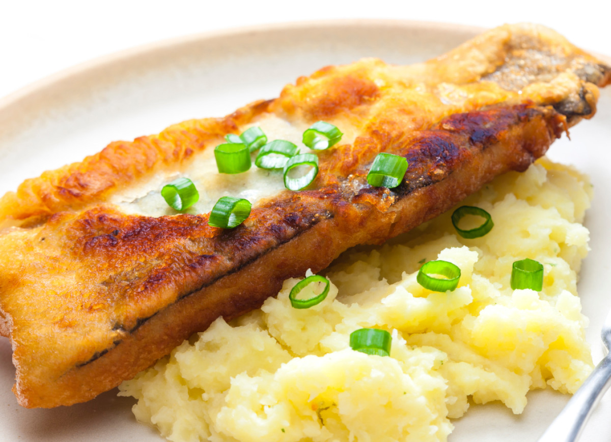 ryba łupacz z ziemniakami