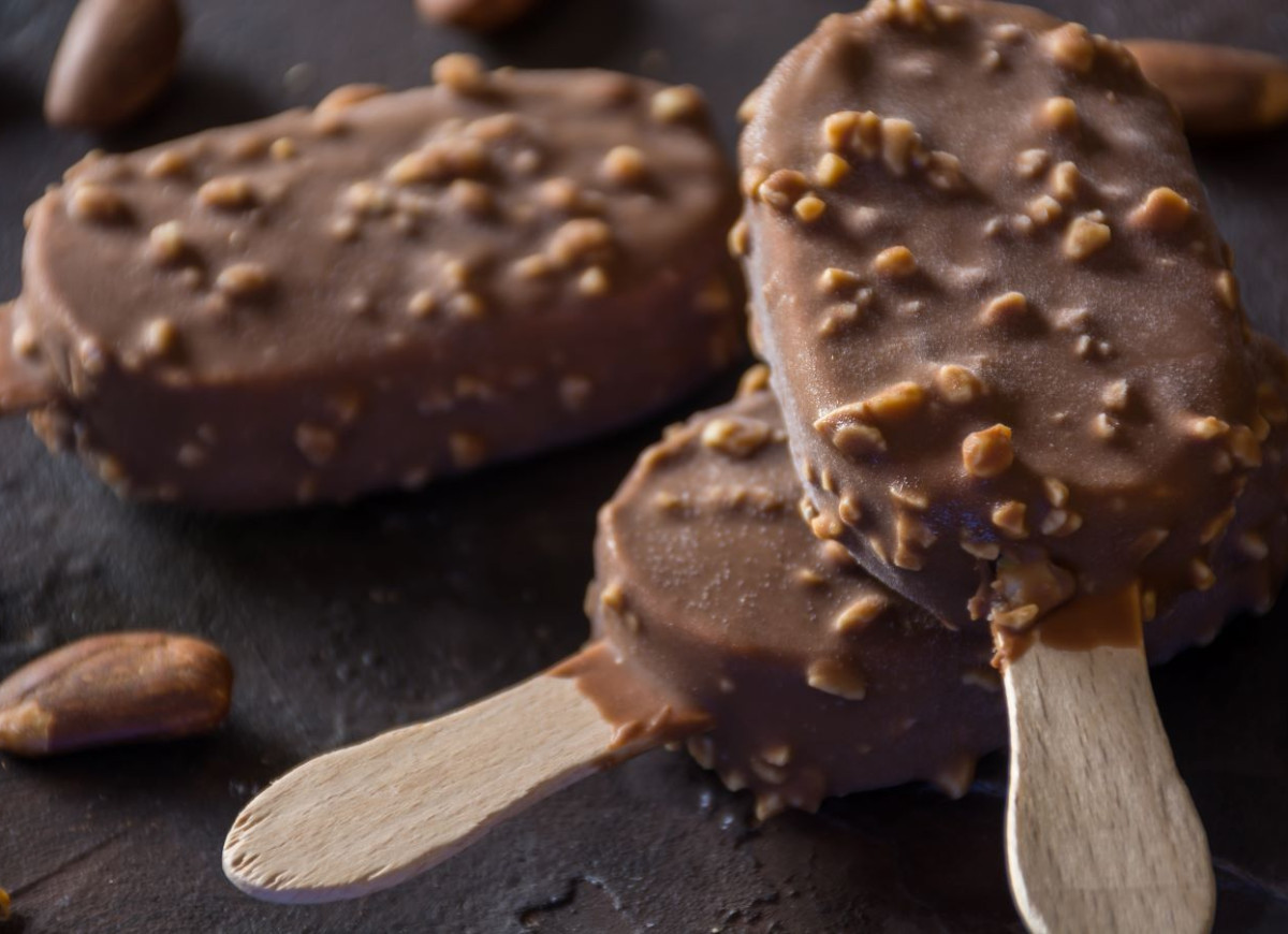 domowe lody w czekoladzie na patyku