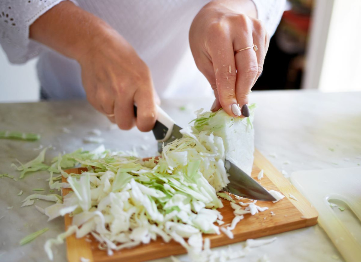 młoda biała kapusta - szatkowanie