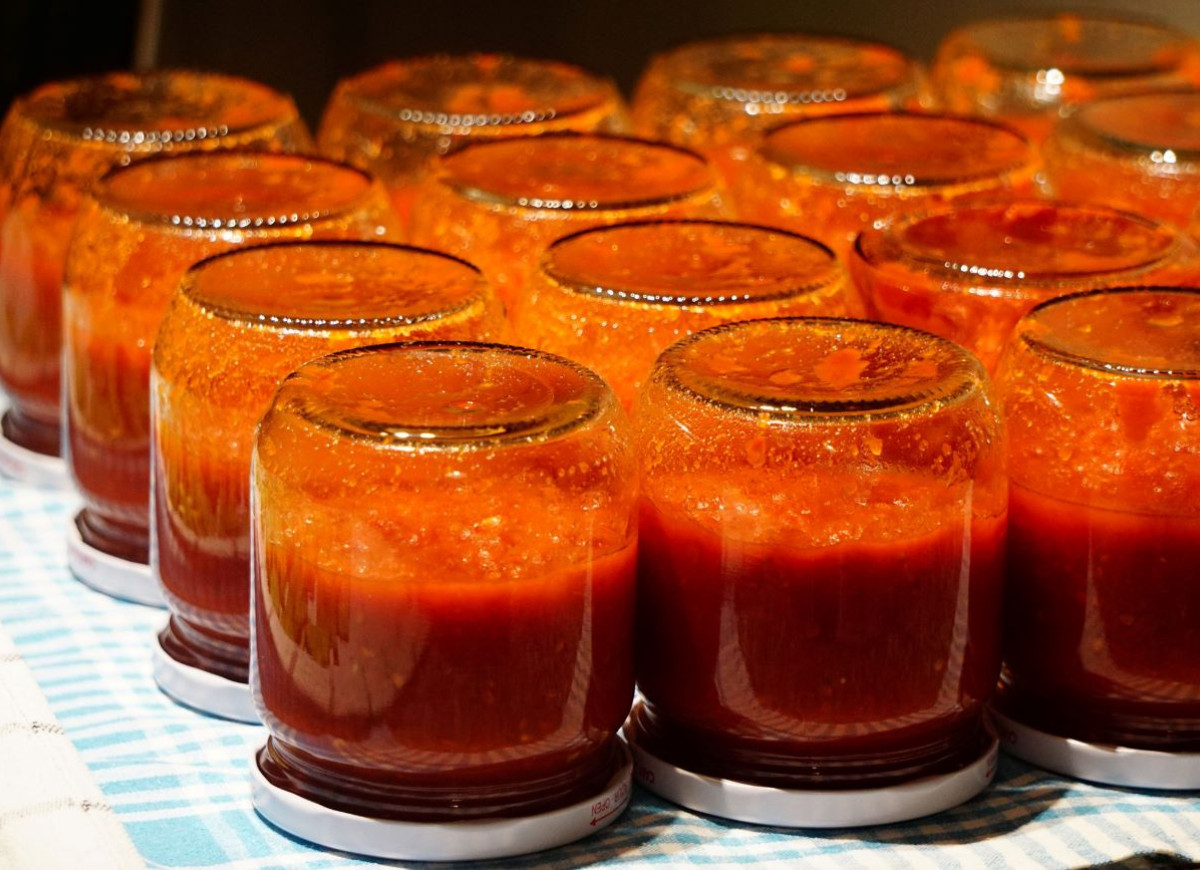 ketchup z cukinii i jabłek w słoikach