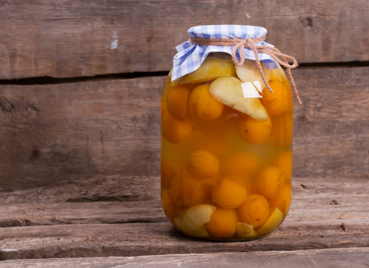 kompot z papierówek i moreli w słoiku na zimę