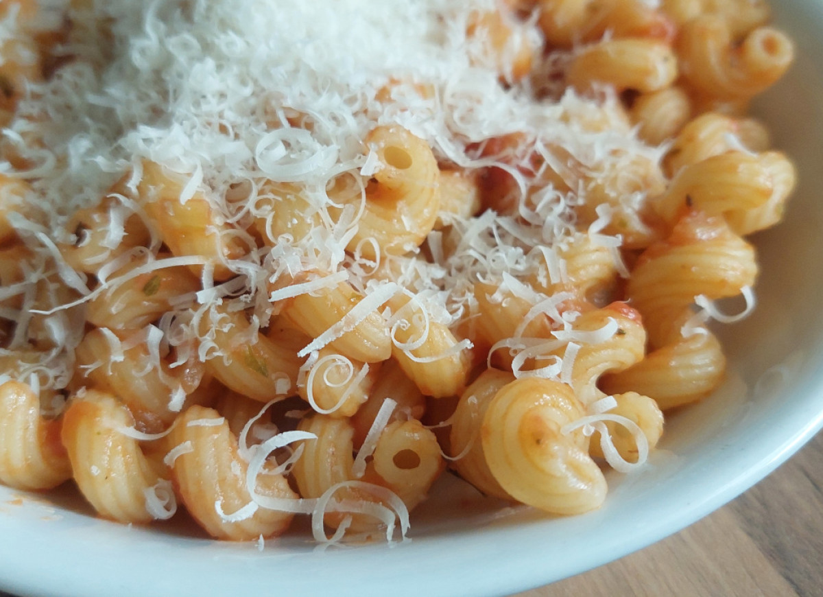 makaron z sosem pomidorowym