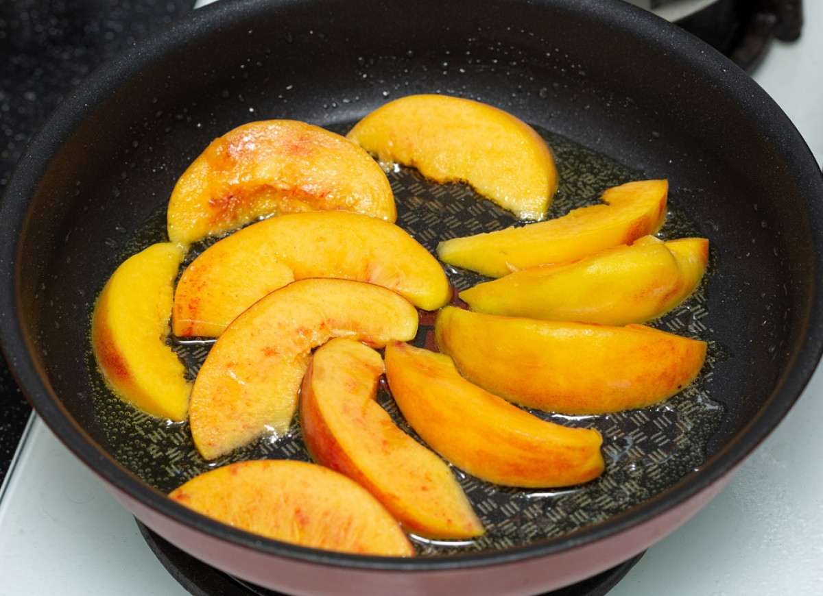 brzoskwinie na patelni