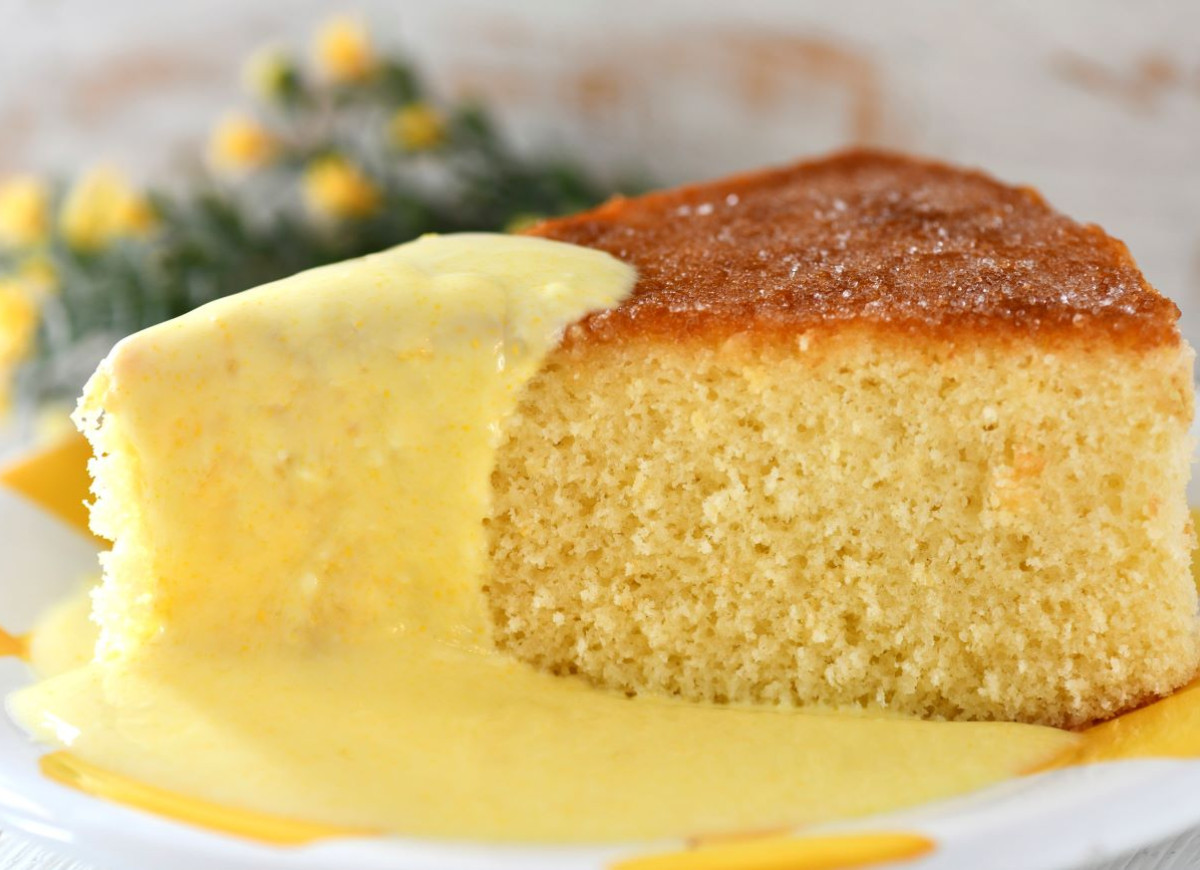 jogurtowe ciasto z kaszy manny z sosem waniliowym