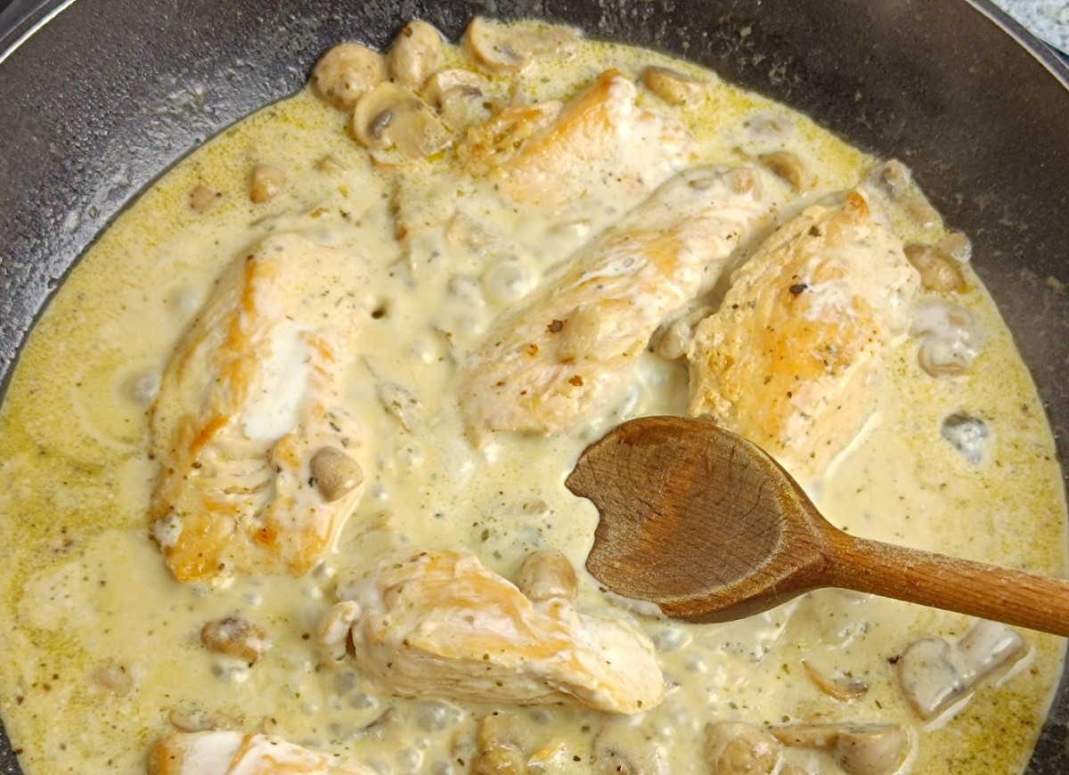 kurczak w sosie z pieczarkami