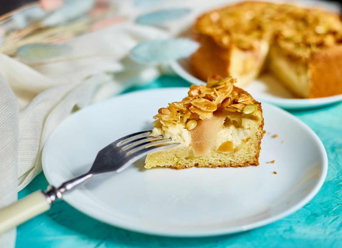 ucierane ciasto z gruszkami i z budyniem