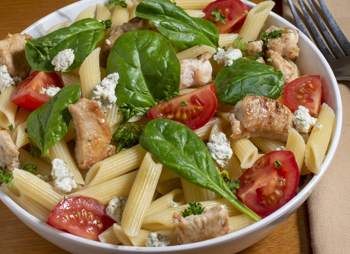 sałatka makaronowa z kurczakiem