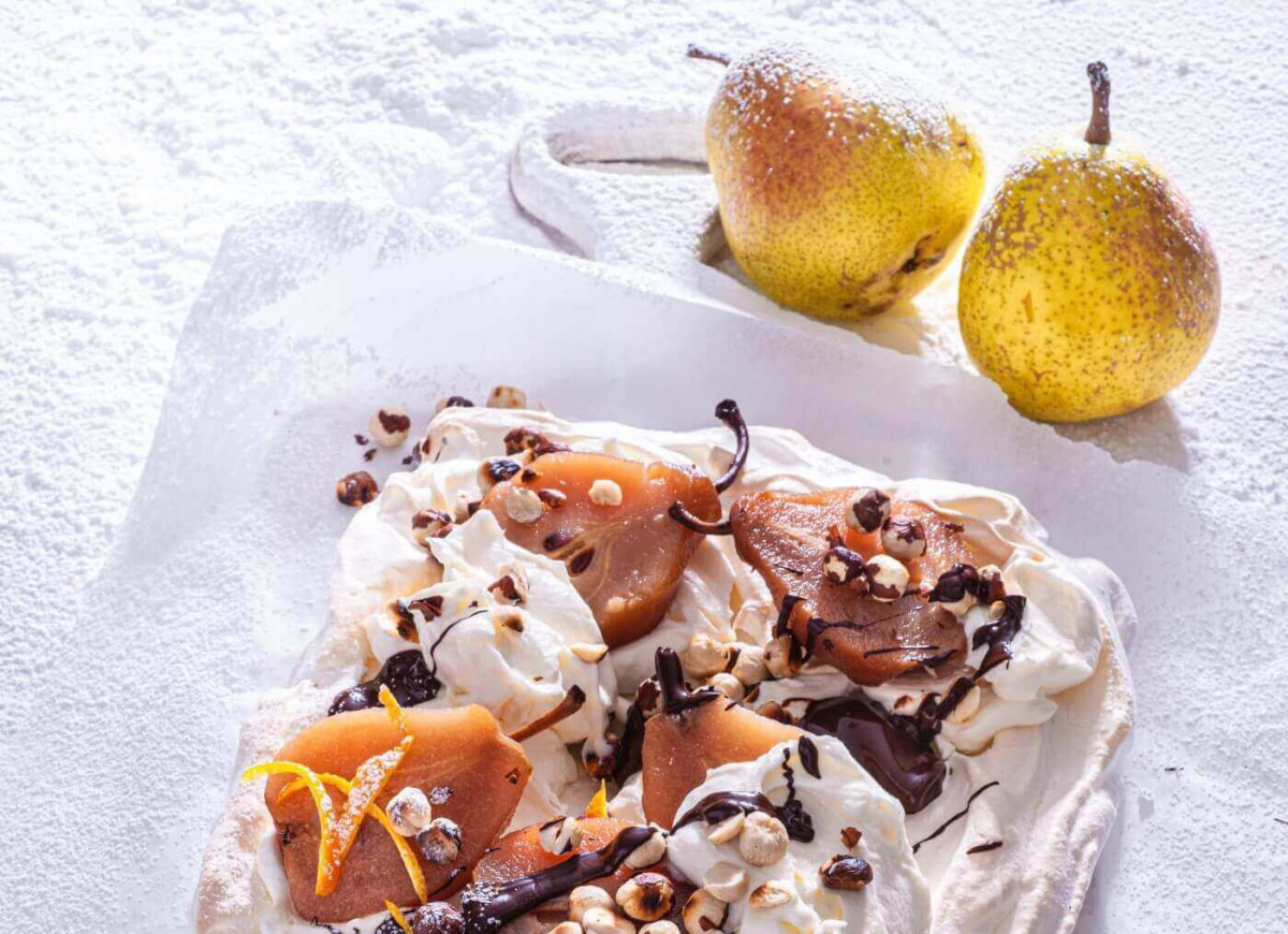 Beza z blachy z gruszkami, orzechami i sosem czekoladowym
