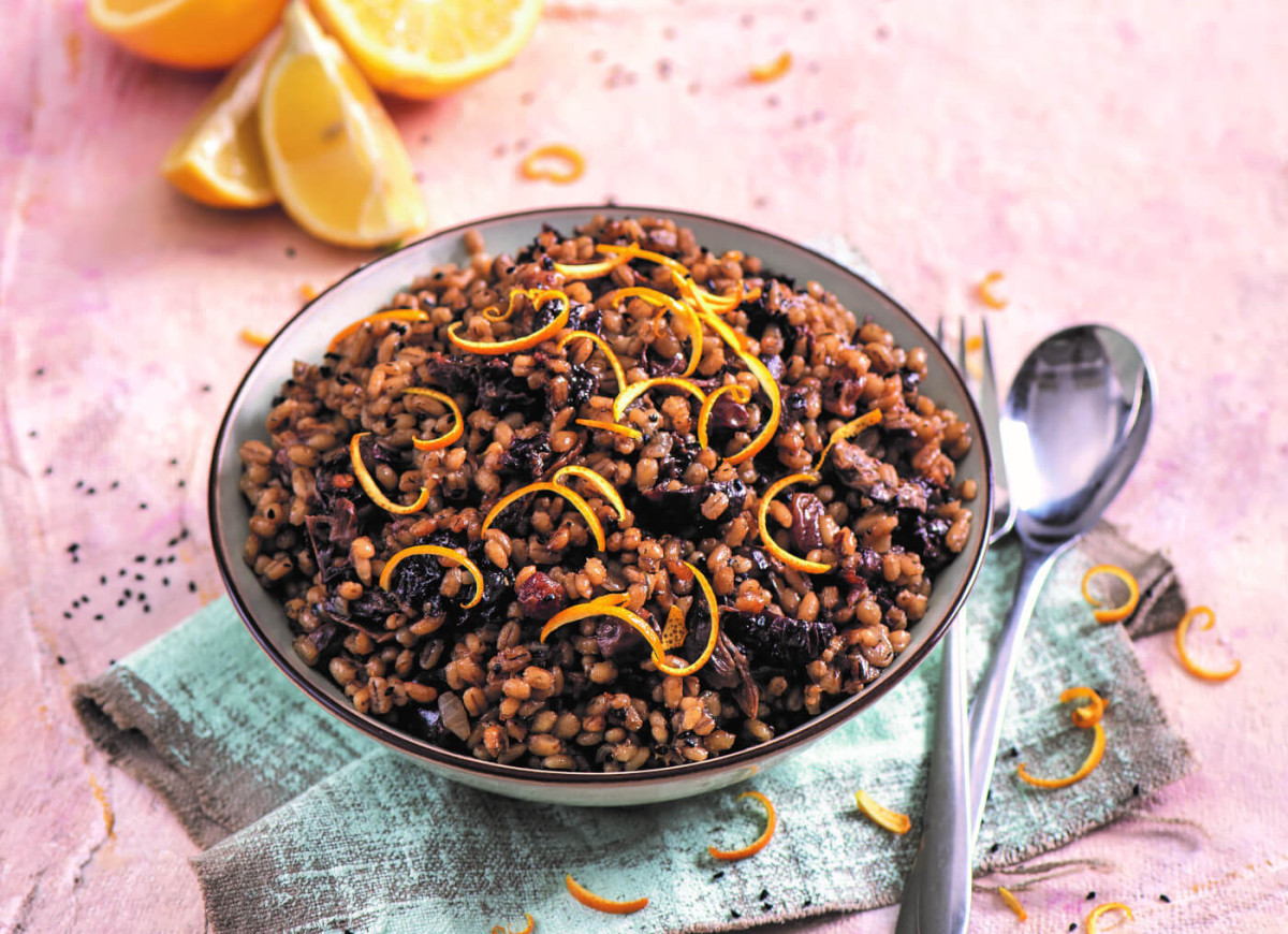 Pęczak z wędzoną śliwką, podgrzybkami i słodką cebulą