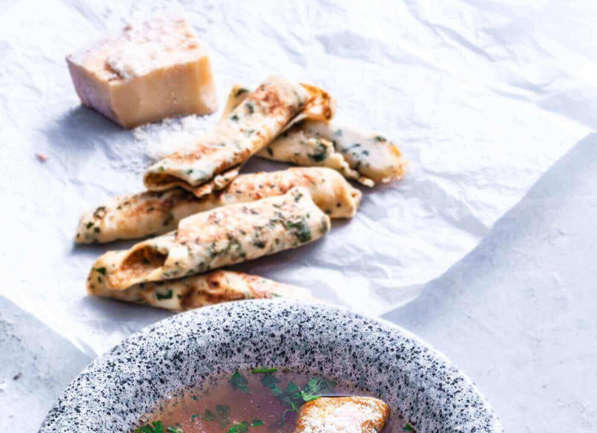 Pietruszkowe crespelle w bulionie