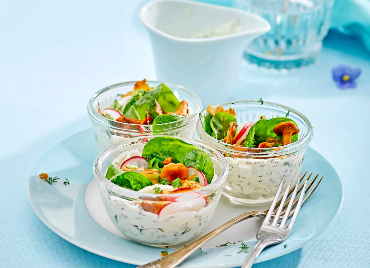 salatka ze szpinakiem, kindziukiem i kurkami