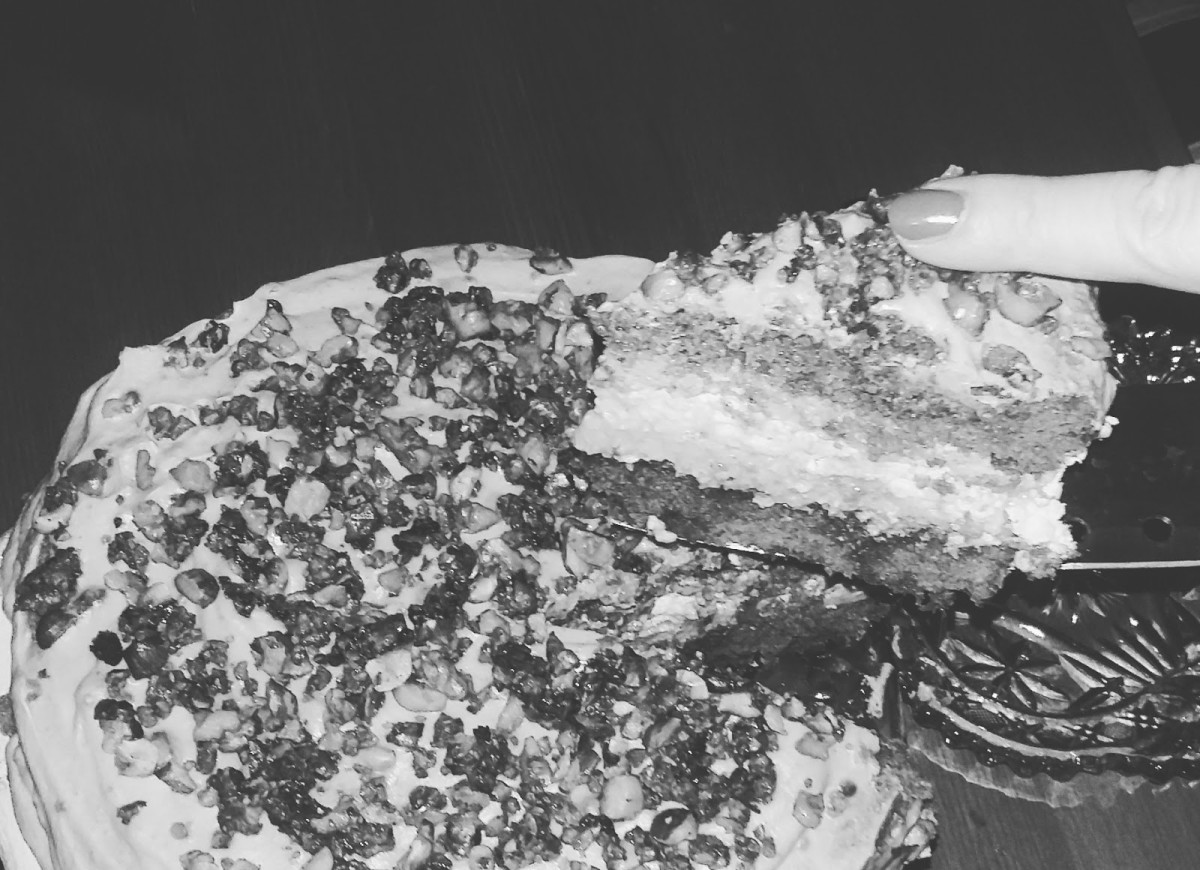 Tort biszkoptowy z bezą i masą śmietanową