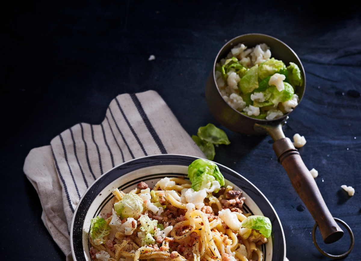 salatka makaronowa z kalafiorem, orzechami i listkami brukselki
