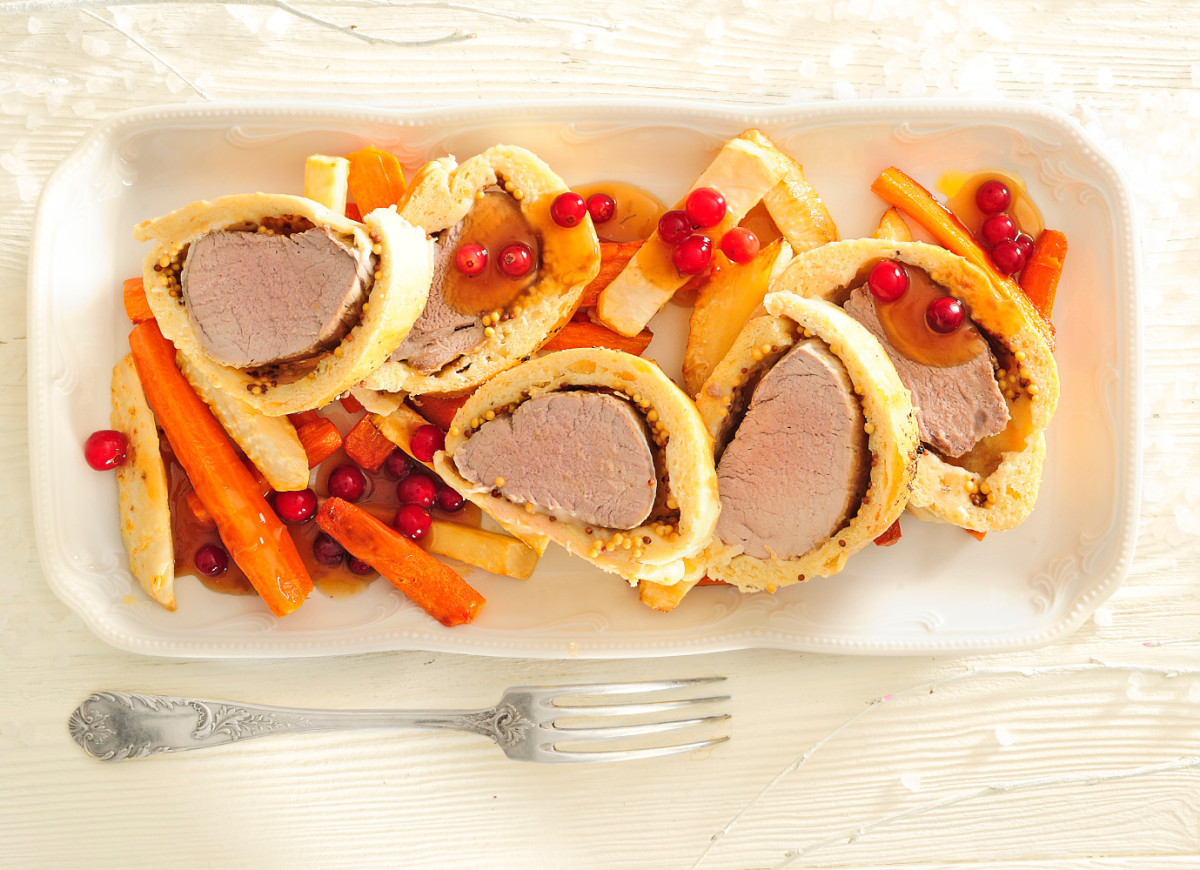 wieprzowina w cieście z pieczonymi warzywami