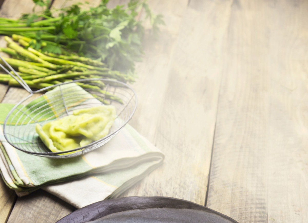 Zielone pierogi z puree pietruszkowo-ziemniaczanym i szynką dojrzewającą