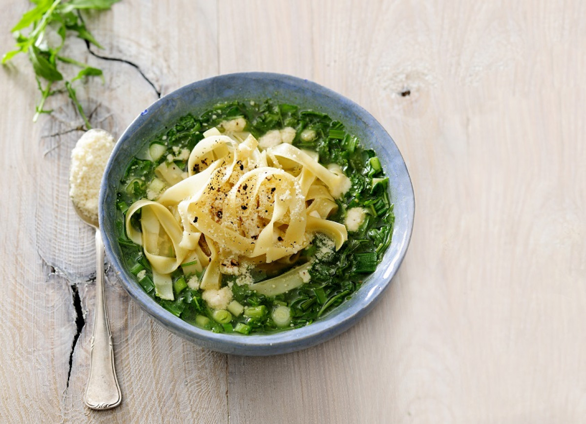 Bulion z ogórecznikiem, rukolą i parmezanem