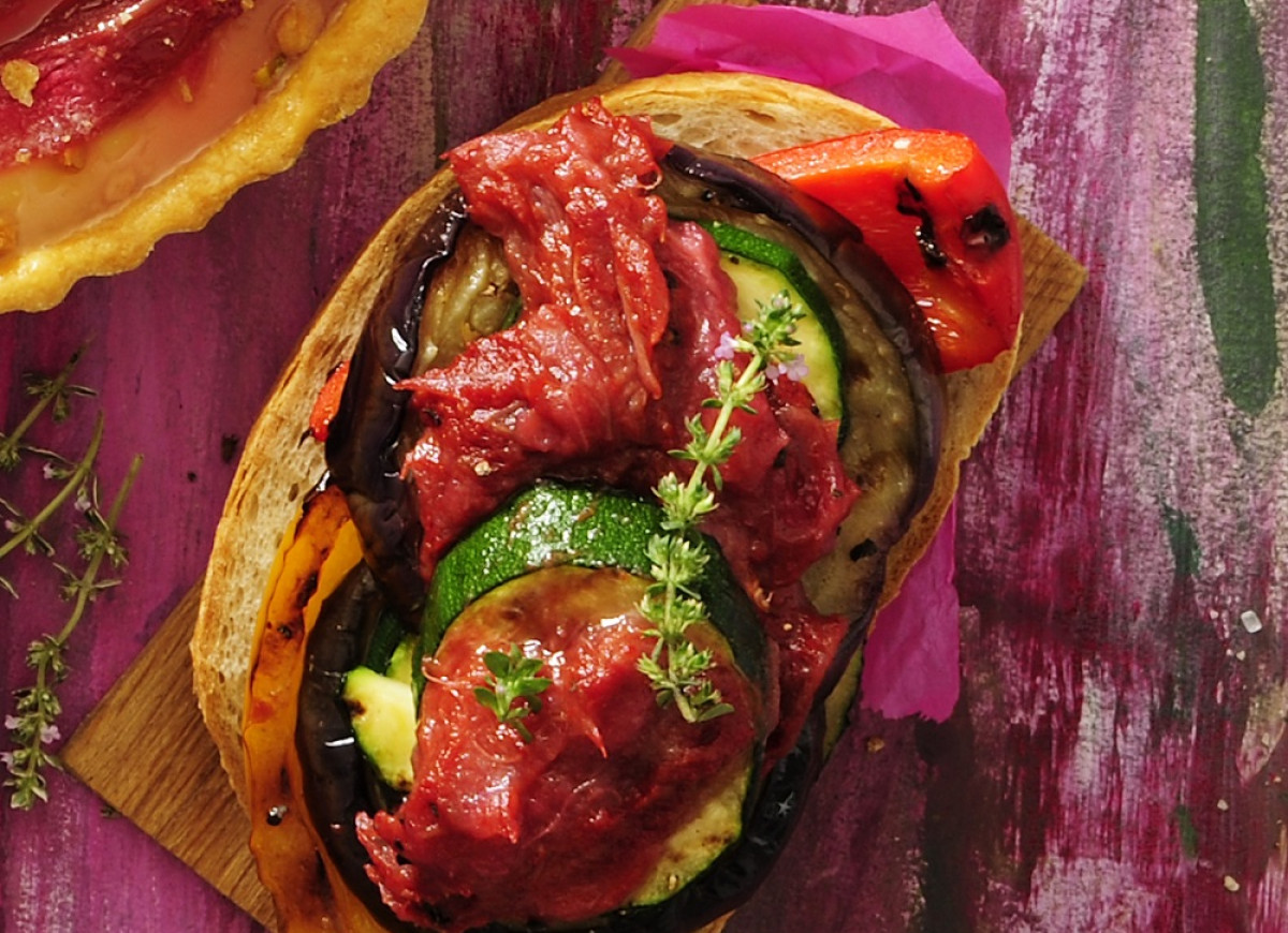 Kanapka warzywna z rabarbarem