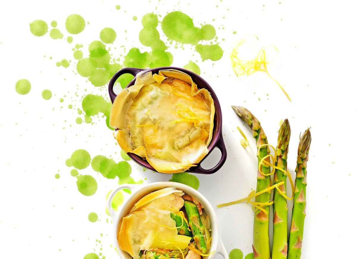 Łosoś ze szparagami pod ciastem filo